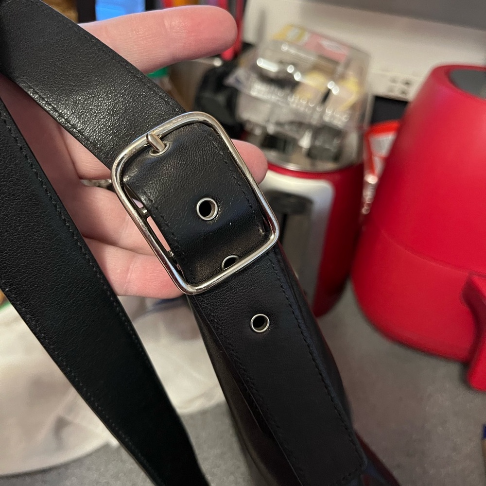 Coach Black Leather Shoulder Bag with Sleek Design - Picture 2 of 7